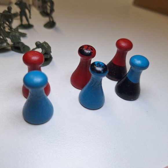 Secrecy‎ Board Game Replacement Pieces Dice Army Tokens Vintage 1965 Soldiers - Picture 2 of 7